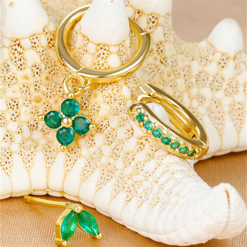 Pendiente trébol de cuatro hojas blanco dorado