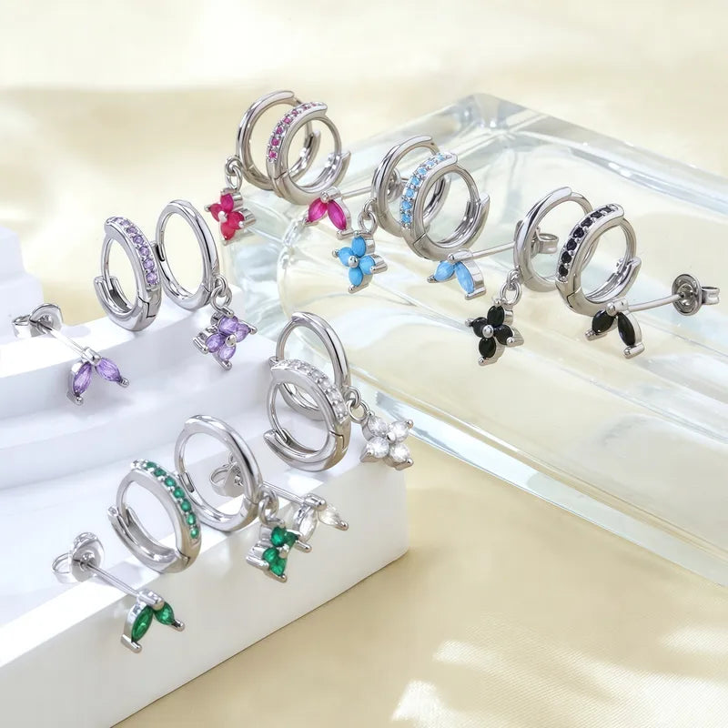 Pendiente trébol de cuatro hojas blanco dorado