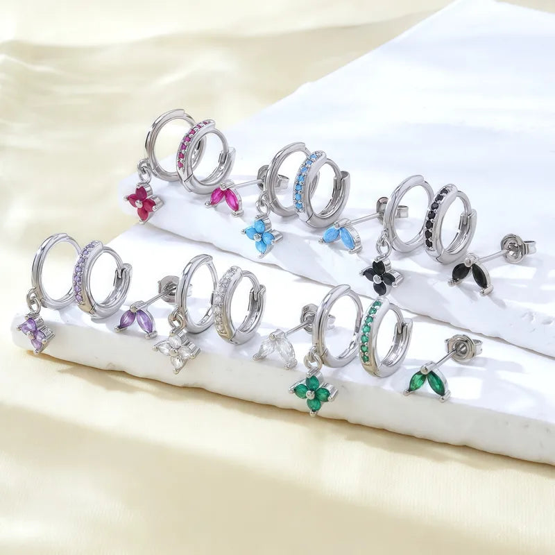 Pendiente trébol de cuatro hojas blanco dorado