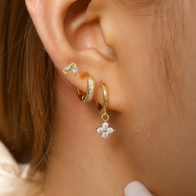 Pendiente trébol de cuatro hojas blanco dorado