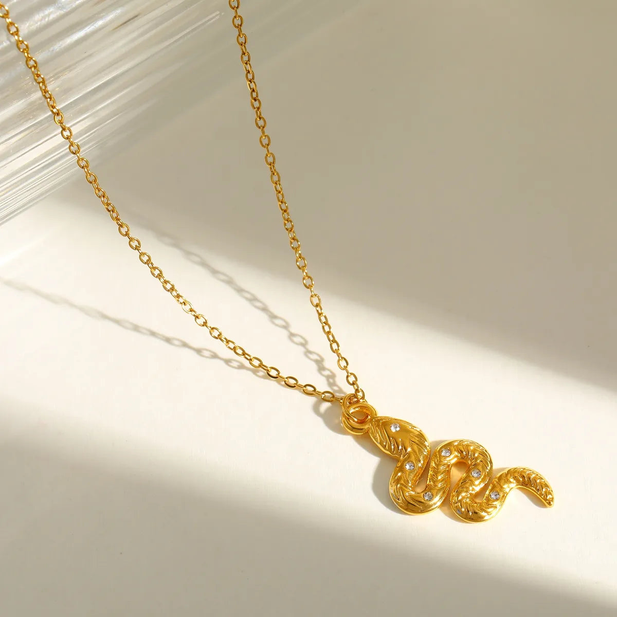 Collar colgante serpiente mujer 1